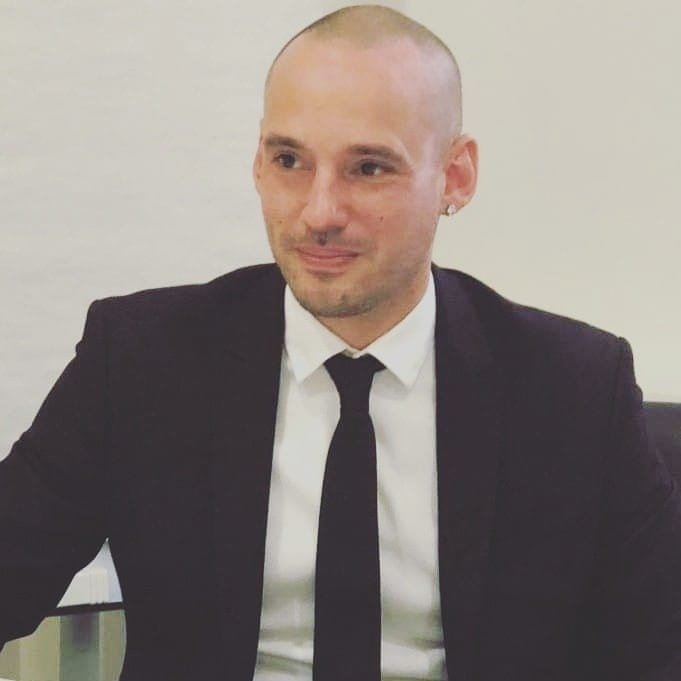 Portrait of Mathieu Gsell, author of The Grab Method™, wearing a black suit and tie